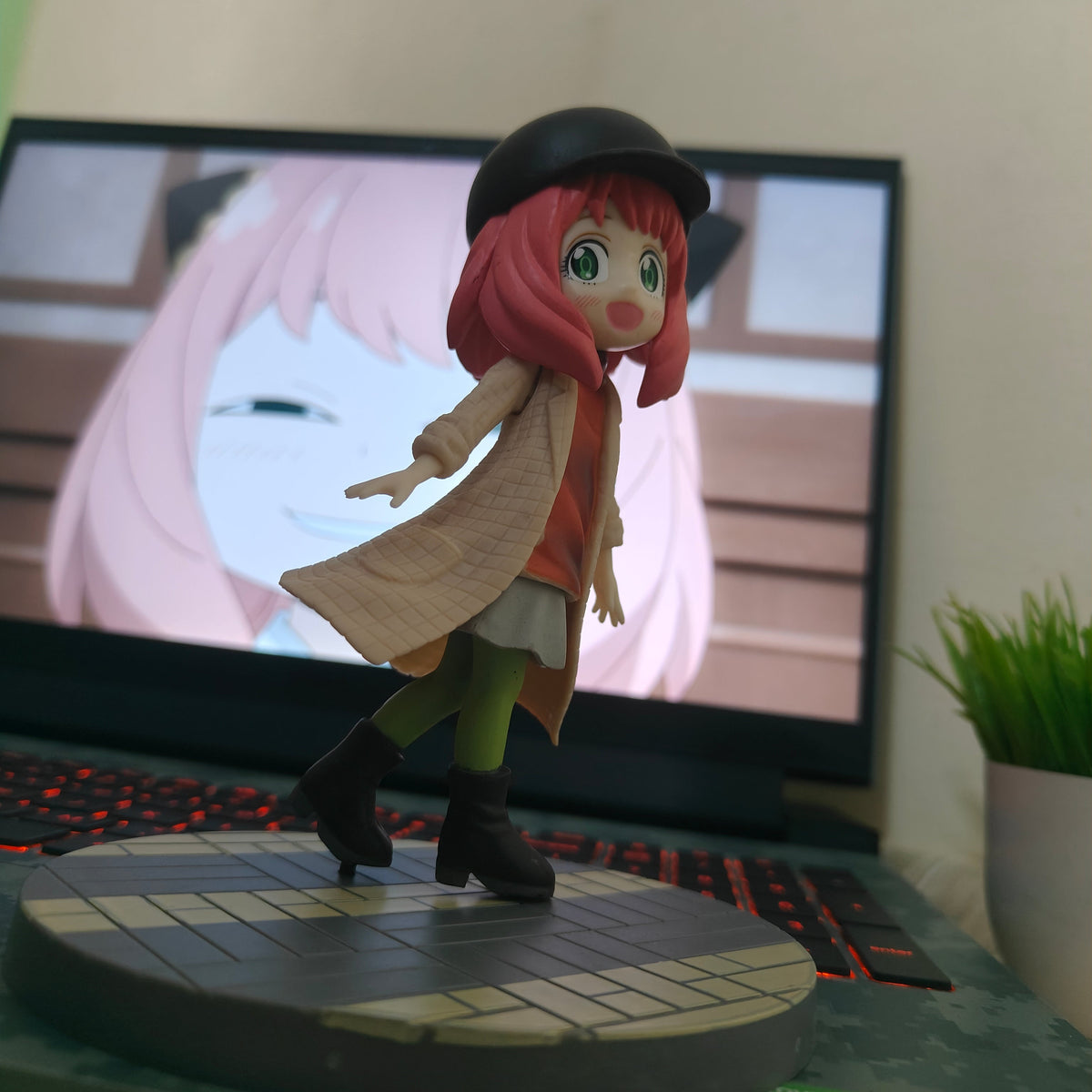 Anya Forger City Style Stroll Figure – Spy × Family