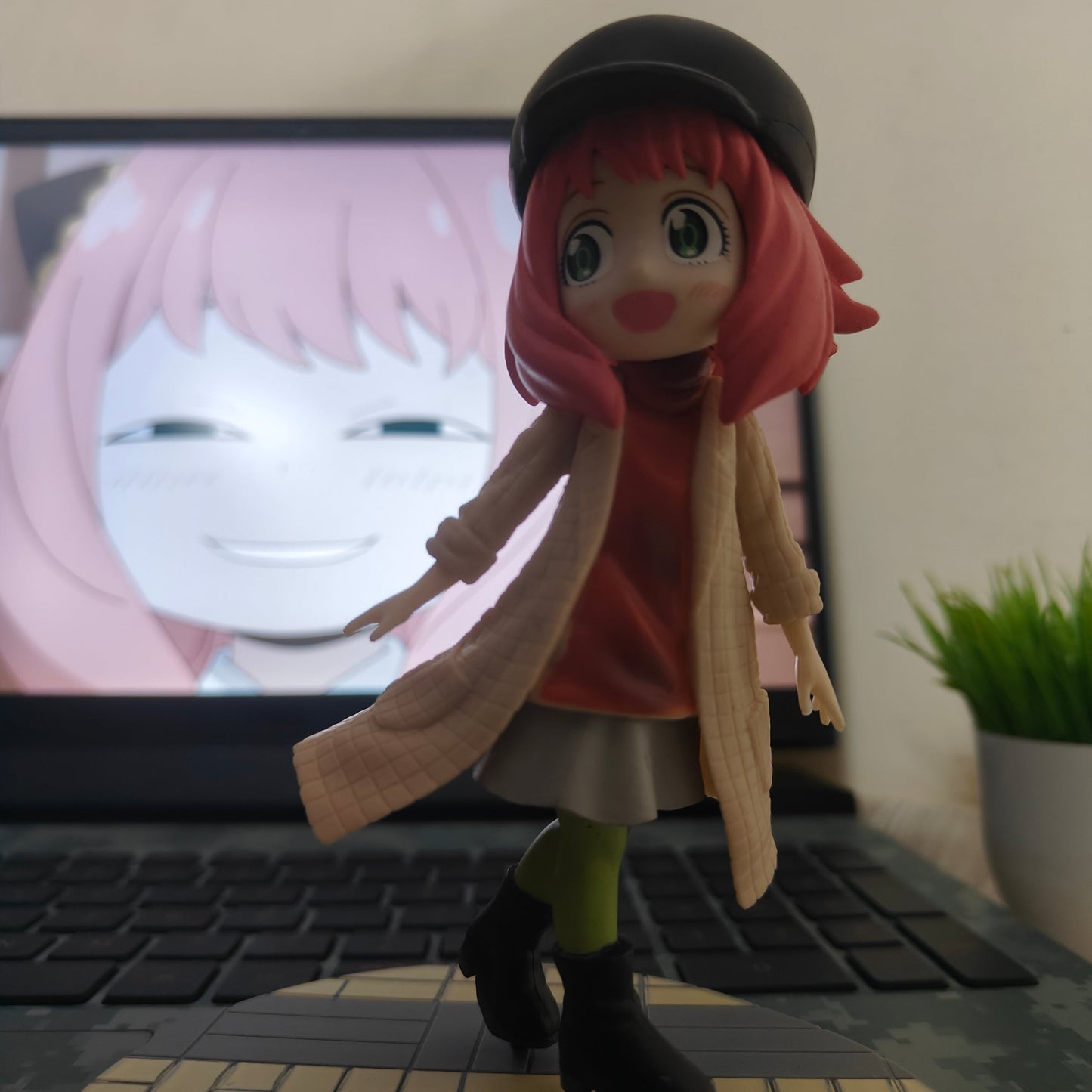Anya Forger City Style Stroll Figure – Spy × Family