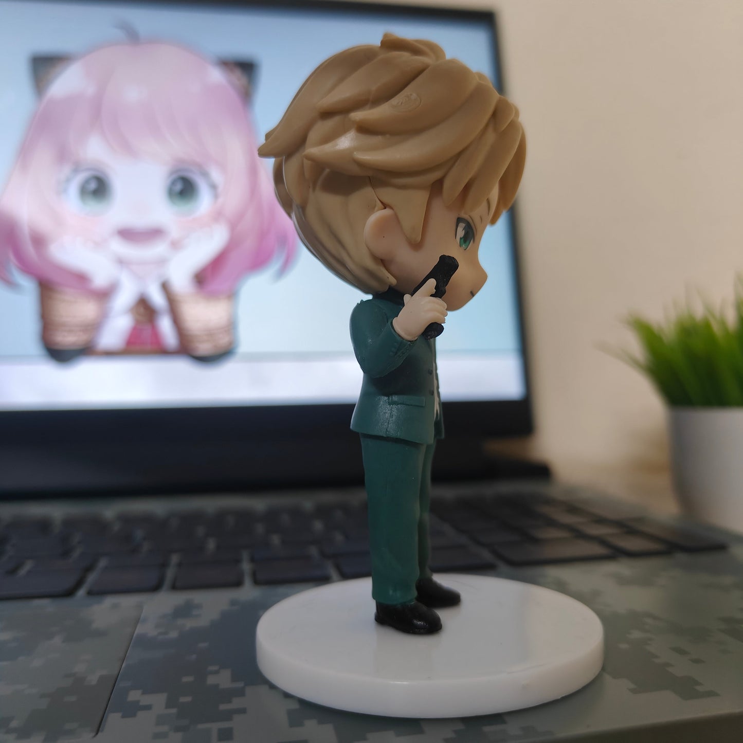 Loid Forger Spy Pose Figure – Spy × Family
