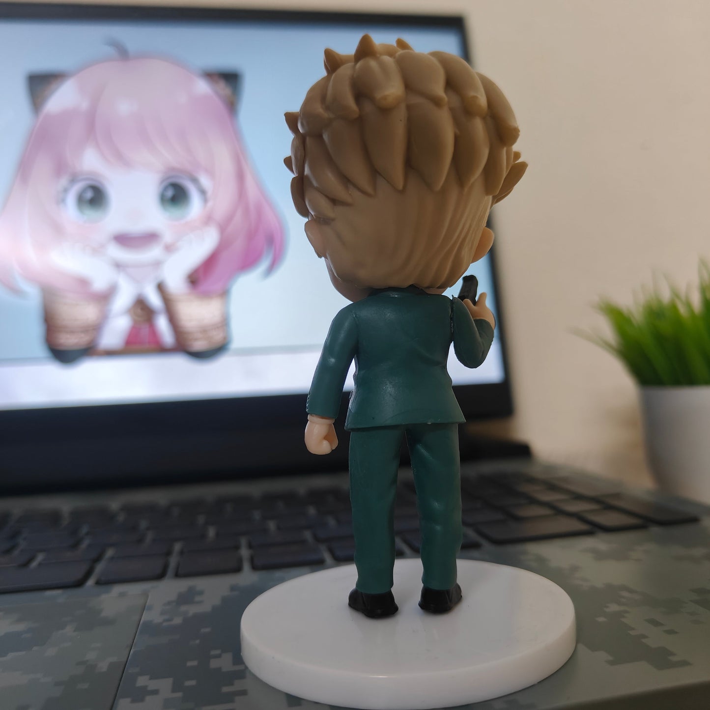 Loid Forger Spy Pose Figure – Spy × Family
